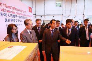 Việt Nam tặng trang thiết bị y tế trị giá 500.000 USD cho Trung Quốc