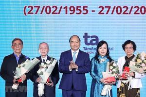 Thủ tướng tri ân các 'chiến sỹ áo trắng' trên mặt trận chống dịch