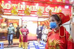 Người Hà Nội xếp hàng trong mưa rét mua vàng ngày Vía Thần Tài
