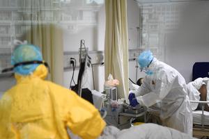 Liên minh châu Âu chuyển 12 tấn quần áo bảo hộ tới Trung Quốc