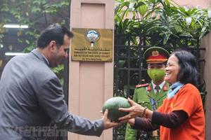 Đại sứ quán Kuwait phát miễn phí dưa hấu hỗ trợ nông dân Việt Nam