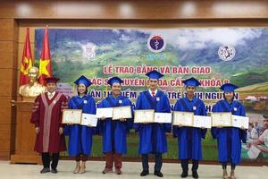 Bàn giao 28 bác sỹ trẻ tình nguyện về công tác tại 13 huyện nghèo