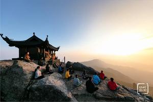 Du khách châu Âu thích thú vãn cảnh Yên Tử