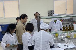 Khoa dược sản xuất dung dịch sát trùng tay phục vụ phòng chống dịch