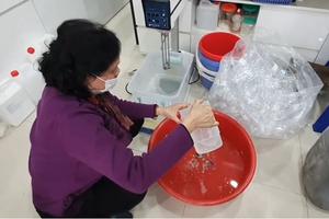 Xử phạt một cơ sở sản xuất nước rửa tay sát trùng không phép