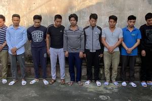 9 con bạc đang say sưa sát phạt thì bị bắt
