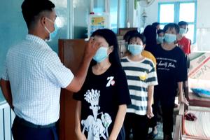 Sóc Trăng: Đo thân nhiệt cho học sinh để phòng dịch bệnh Covid-19