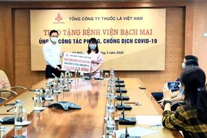 Vinataba ủng hộ Bệnh viện Bạch Mai phòng, chống dịch Covid-19 