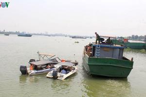 Bắt quả tang 3 thuyền khai thác cát lậu trên sông Đồng Nai