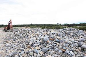 Ninh Thuận: Tạm dừng khai thác cát sông Dinh để xây kè chống sạt lở