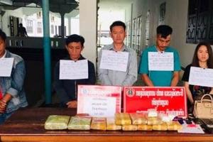 Bắt giữ 5 đối tượng mang theo súng vận chuyển ma túy