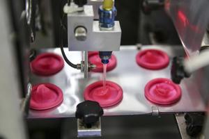 Thế giới đứng trước nguy cơ thiếu bao cao su vì... COVID-19