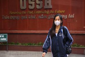 Sinh viên đi học lại sau kỳ nghỉ dài tránh dịch COVID-19