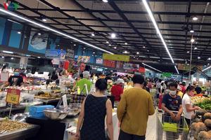 Người dân Bangkok đổ xô tích trữ hàng trước lệnh đóng trung tâm thương mại