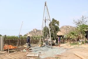 Nông dân vật vã trong mùa hạn