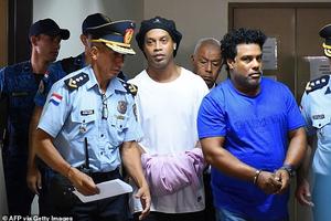 Dính nghi án rửa tiền, Ronaldinho suy sụp vì bị giam giữ dài hạn