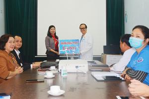 Tặng quà cho cán bộ y bác sĩ trực tiếp làm công tác phòng, chống dịch Covid-19 