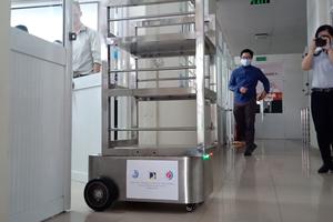 Dùng robot phục vụ người nghi nhiễm Covid-19 trong khu cách ly bệnh viện