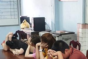 Cấm tụ tập đông người nhưng một số nhóm thanh niên vẫn “bay lắc” 