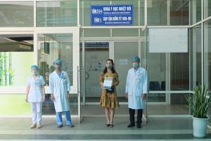 Xuất viện 3 ca nhiễm vi rút Covid -19 đầu tiên sau khi điều trị thành công 