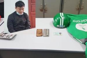 Nam nhân viên quán hát đi cướp giật