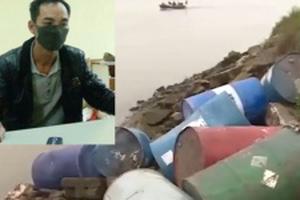 Khởi tố đối tượng vứt bỏ 14 thùng phuy chứa hóa chất độc xuống sông Hồng