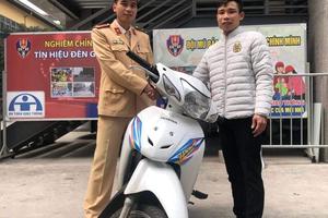 Khổ chủ nhận lại xe máy sau khi 141 thấy xe bị vứt bỏ trên hè