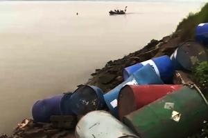 Hà Nội: Xác định chủ nhân của 12 thùng phi chứa hóa chất lạ bên bờ sông Hồng