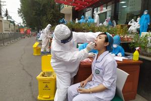 Hà Nội xét nghiệm lần 2 cho cán bộ, nhân viên Bệnh viện Bạch Mai