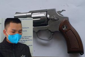 Khởi tố đối tượng tàng trữ vũ khí quân dụng