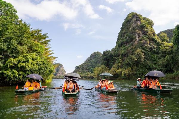 Ninh Bình: Ước đạt 6,8 triệu lượt khách tham quan, nghỉ dưỡng