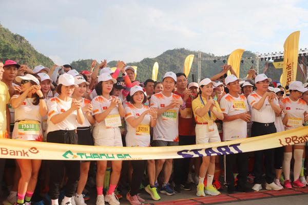 Hải Phòng: Khai mạc giải Marathon Quốc tế VTV LPBank “Sắc màu hoàng hôn Cát Bà 2024”