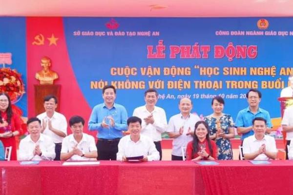 Phát động cuộc vận động “Học sinh Nghệ An nói không với điện thoại trong buổi học”