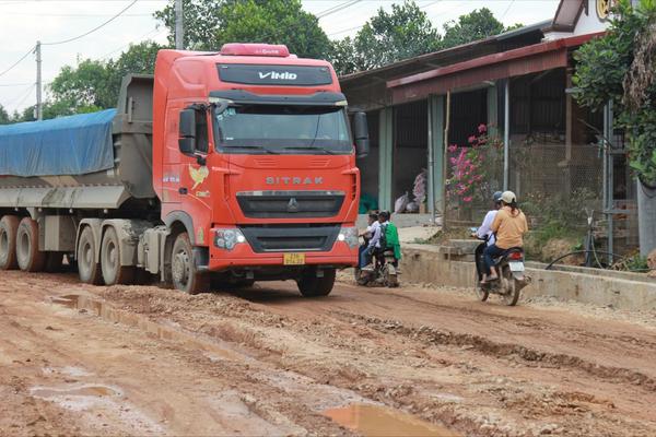 Yên Bái: Những đoàn xe chở cát băm nát Tỉnh lộ 166, cuộc sống người dân đảo lộn