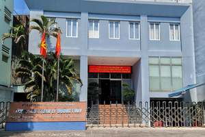 Công ty TNHH Thương mại Dịch vụ Thi công xây dựng cầu đường Hồng An có mối quan hệ thế nào với Trung tâm Quản lý đường thủy TP Hồ Chí Minh?