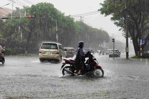 Trung Bộ mưa rất to, lũ các sông lên cao, miền Bắc tiếp tục rét đậm