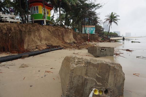 Bãi biển đẹp nhất hành tinh ở TP Đà Nẵng bị sạt lở nghiêm trọng