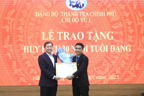 Ông Đinh Đăng Lập nhận Huy hiệu 30 năm tuổi Đảng