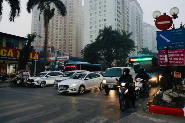 Tình trạng tài xế vượt đèn đỏ, đi trên vỉa hè, đi ngược chiều giảm mạnh