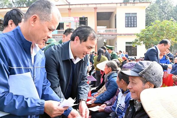 Hà Tĩnh: Đã trao gần 170.000 suất quà Tết cho người có công, người nghèo