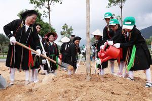 Làm cho đất nước càng ngày càng xuân