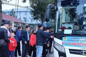 Gần 400 công nhân trở về Hà Nội làm việc trên những chuyến xe 0 đồng