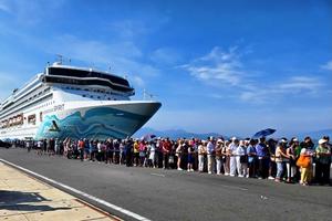 Du lịch Khánh Hòa “tưng bừng” sắc xuân