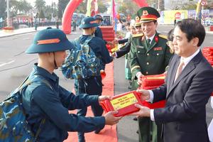 Các tỉnh Nam Trung bộ: Hàng nghìn thanh niên lên đường nhập ngũ