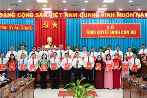 An Giang công bố các quyết định về sắp xếp bộ máy, điều động hàng loạt cán bộ