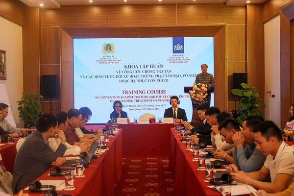 Tập huấn Công ước chống tra tấn và các hình thức đối xử hoặc trừng phạt tàn bạo, vô nhân đạo hoặc hạ nhục con người
