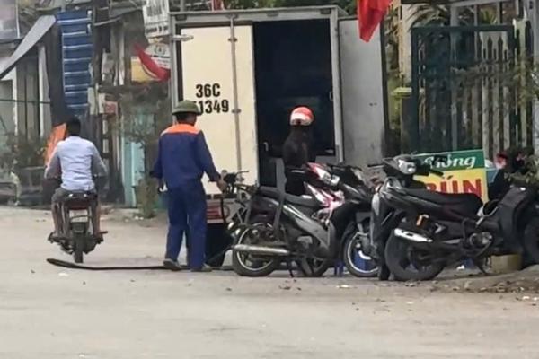 Thanh Hóa: Lập biên bản chủ cửa hàng xăng dầu đưa cây xăng lên ô tô mang đi bán dạo