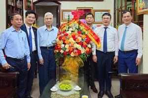 Nam Định: Chúc mừng đồng chí Đặng Quân Thụy nhận Huy hiệu 80 năm tuổi Đảng