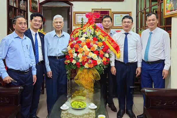 Nam Định: Chúc mừng đồng chí Đặng Quân Thụy nhận Huy hiệu 80 năm tuổi Đảng