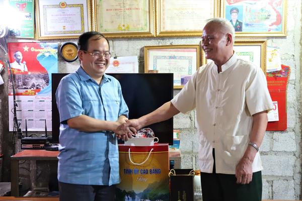 Cao Bằng: Thăm, tặng quà Anh hùng Lực lượng vũ trang Nhân dân tại huyện Quảng Hòa